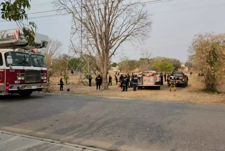 Adolescente sube a torre de electricidad, en Mérida (FOTOS)