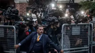 La desaparición del periodista Jamal Khashoggi provocó que los fotógrafos se abarrotaran a las afueras de la Embajada de Arabia Saudita en Estambul