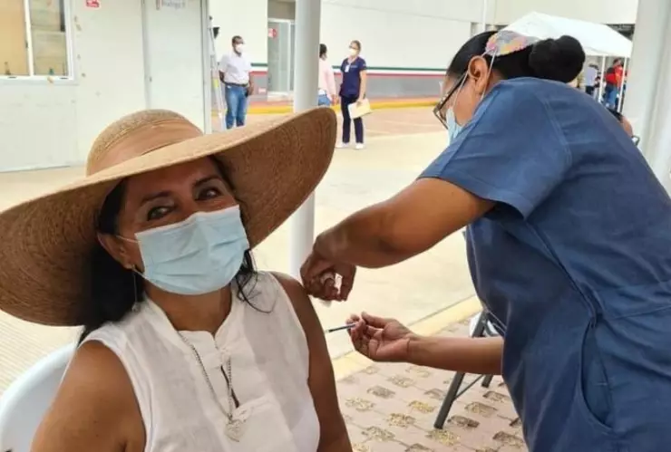 Regidora por Morena en Acapulco presume que ya se vacunó contra la COVID-19