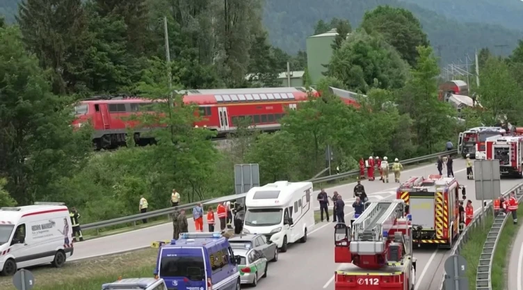 Muertos y heridos por accidente de tren que descarriló en Alemania.
