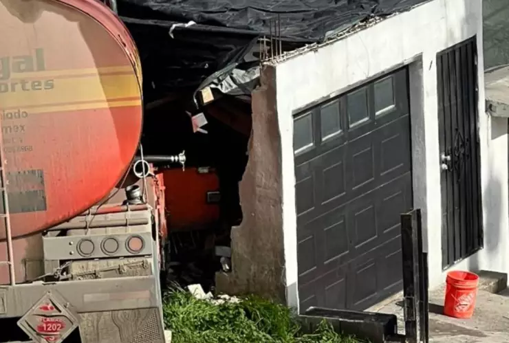 Pipa de diesel se quedó sin frenos y se estampó con casa en la Obrera