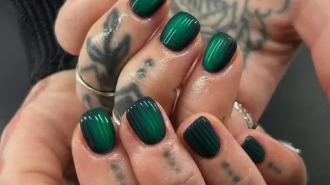 Uñas de cristal en tono esmeralda que hacen que luzcan como joyas en los dedos