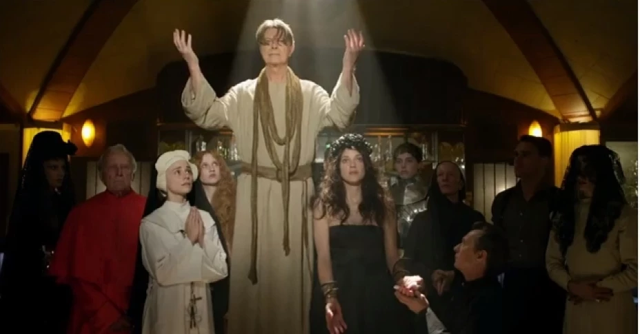 En el video, Bowie aparece vestido de profeta y acompañado de prostitutas y monjas