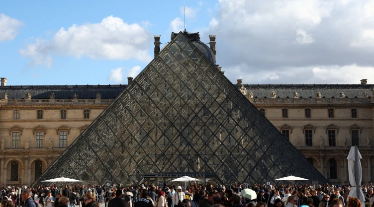 Foto del exterior del Museo del Louvre.