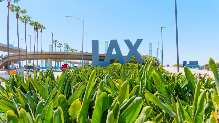 Letrero de LAX en la entrada del aeropuerto