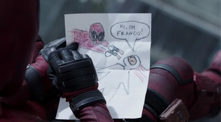 En la imagen, una captura de la primera película de ‘Deadpool’ donde Wade dibuja un pequeño Deadpool.