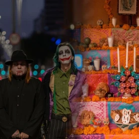 Composición fotográfica dividida en dos partes: del lado izquierdo, tres personas luciendo elaborados disfraces de Halloween en una calle de noche; del lado derecho, un tradicional y colorido altar de muertos decorado con papel picado, flores de cempasúchil, veladoras y pan de muerto.