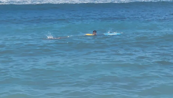 Rescatan a menor en playa de Mazatlán