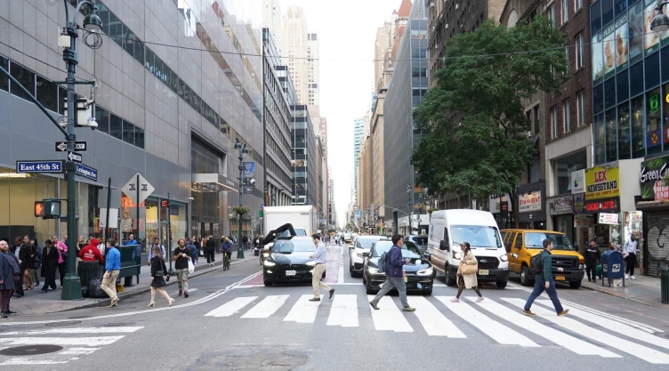 Personas cruzando una calle en Nueva York