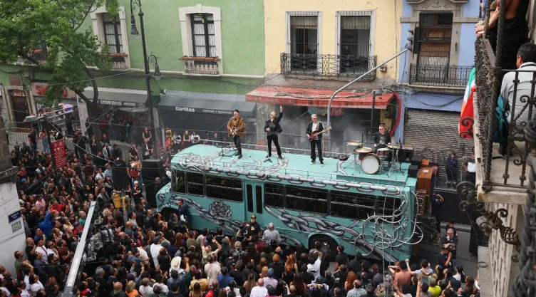 Captan a U2 en calles de la CDMX grabando su nuevo sencillo Street of Dreams