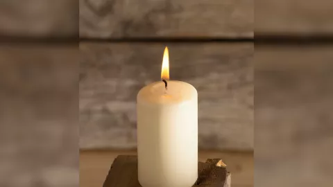 ¿Temor al viernes 13_ Estos son 4 rituales para alejar la mala suerte y la vibra negativa en tu casa o trabajo vela.webp