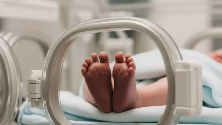 Bebé de un mes sufre fractura craneal por presunto maltrato de su madre