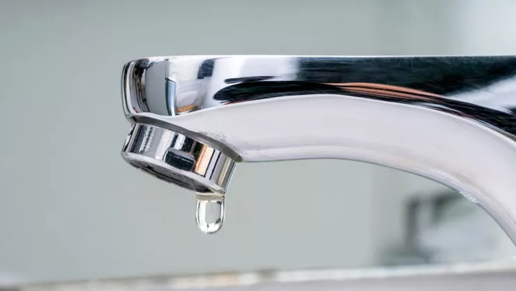 Llave sin agua en lavabo