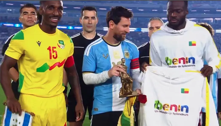 Lionel Messi con el regalo que le hizo Benín en su despedida en Argentina