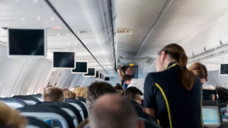 Pasajero estadounidense detenido por agresión sexual a una azafata en vuelo de Madrid a Cancún