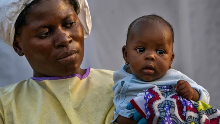 Lahya Kathembo, de dos meses, espera en los brazos de una enfermera a los resultados de una prueba de ébola en un centro de tratamiento de la enfermedad en Beni, República Democrática del Congo. Imagen: AP