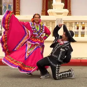 Abandonados convencerán a tailandeses de bailar el Jarabe Tapatío.
