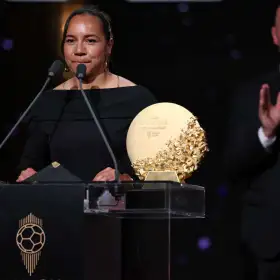 Charlyn Corral tras ganar el premio a la Goleadora del Año.