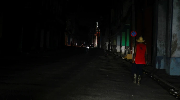 Ciudadanos en la oscuridad en Cuba.