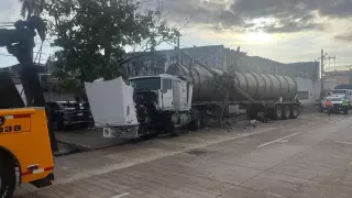 Accidente de tráiler en la Costera del Golfo