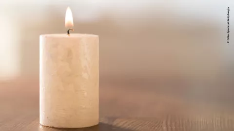 ¿Cómo atraer buena energía con una vela blanca?