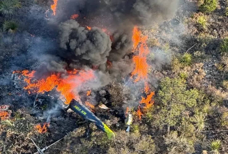Helicóptero se desplomó y arde en fuego tras aparatoso accidente en sierra de Coahuila