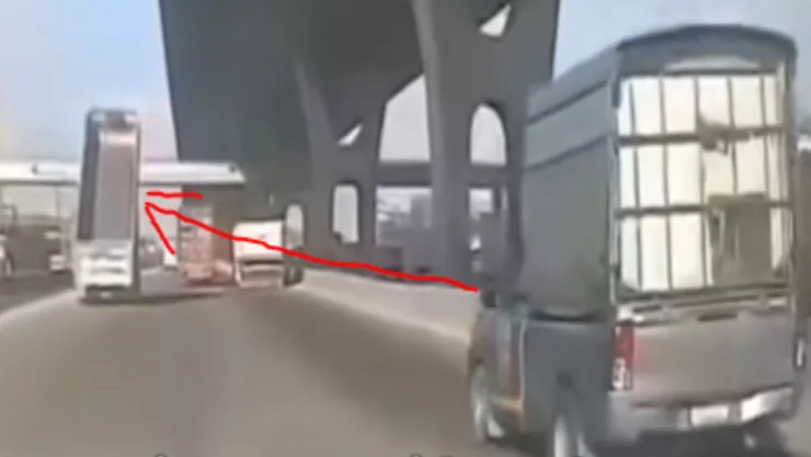 Camión tira puente y muere automovilista en Tailandia. .jpg