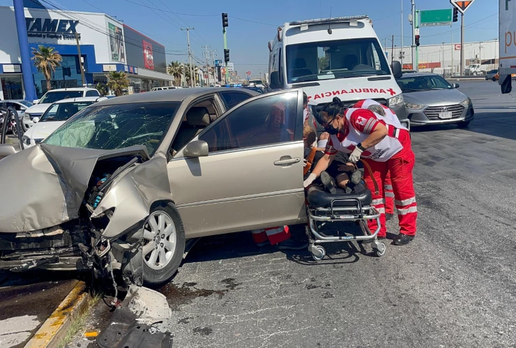 Mujer choca contra camellón.