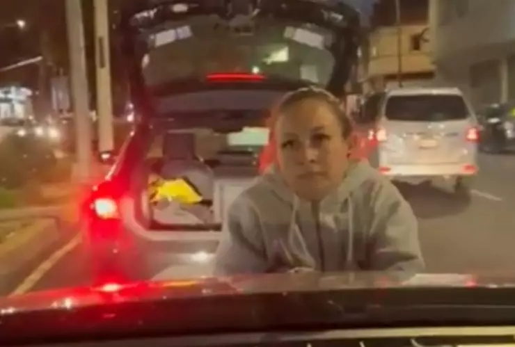 Mujer sale de la cajuela y finge que la atropellan.jpg