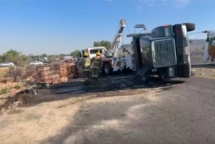 Vuelca camión en Eje Metropolitano