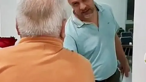 estudiante-último-examen-facultad-padre-emotivo-detalle-video