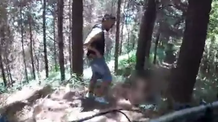 Ciclista sorprende a pareja.