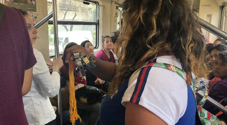 Ambulantes ofrecen silbatos en el Metro para prevenir acoso y secuestro