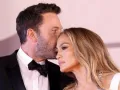 JLO y Ben secreteándose.jpg