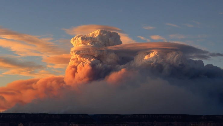 Nubes de fuego en Estados Unidos por incendios forestales.jpg