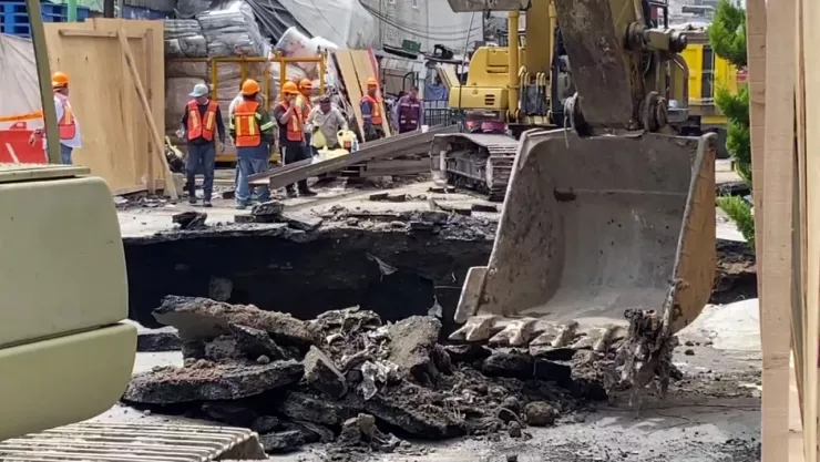 Socavón en Iztapalapa crece tras fuertes lluvias; tres casas desalojadas