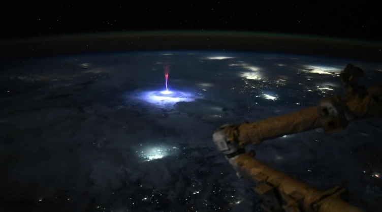 Sprite captado sobre México por la NASA revela la relación entre tormentas eléctricas y atmósfera superior. Conoce este fenómeno único.