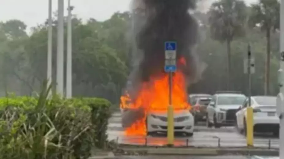 Auto se incendia con niños dentro mientras mamá asaltaba tienda