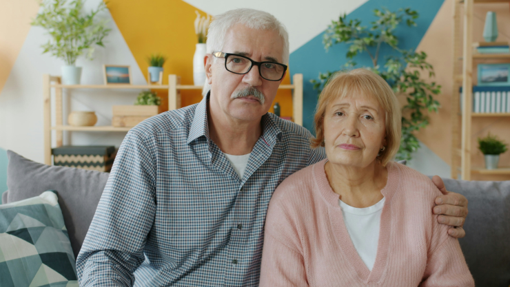 Los adultos mayores son los principales objetivos de estafas, según la psicología