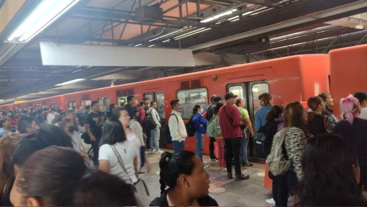 aglomeraci&oacute;n en los andes de la L&iacute;nea 5 del Metro CDMX