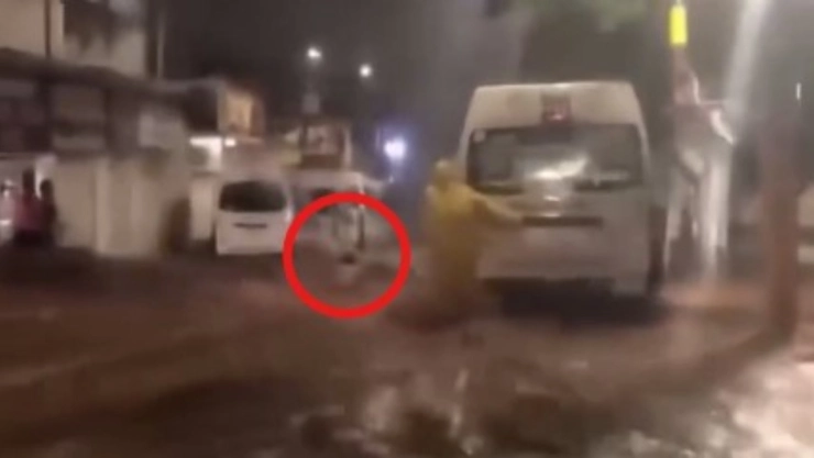 ¡Momentos de horror! Niña es arrastrada por corriente en calles de Chiapas| VIDEO