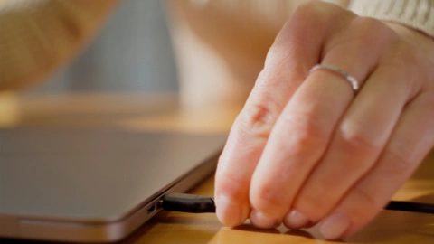 Así impacta conectar el cargador primero que la laptop