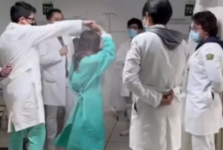 VIDEO_ Enfermeros del IMSS celebran XV años a paciente hospitalizada