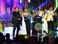 Los finalistas de La Academia 2024, Brisa, Julio, Edith, Mar, Mario, Caro e Isaveli, se unieron en el escenario para interpretar “Color esperanza”, cerrando con broche de oro esta emocionante generación. La actuación conjunta fue un emotivo homenaje a su trayectoria y un símbolo de la camaradería que han cultivado a lo largo de su tiempo en el programa.