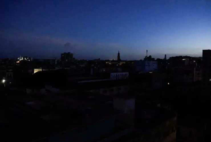 Cubanos amanecen a oscuras por apagón