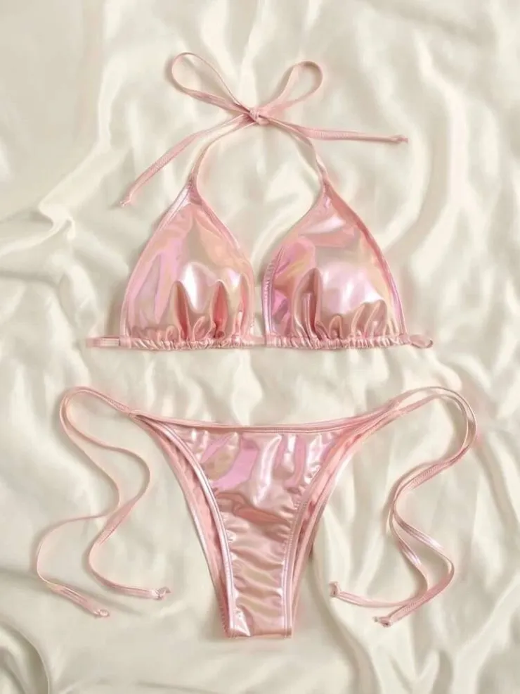 La tendencia de primavera-verano son los trajes de baño metalizados, brillantes o con lentejuelas