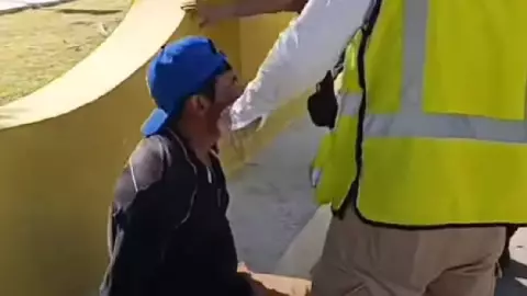 Vendedor pierde el control y desata RIÑA por negarse a comprarle