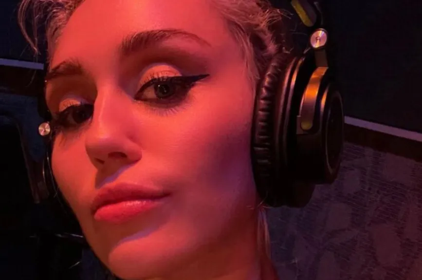 Miley con audifonos.jpg