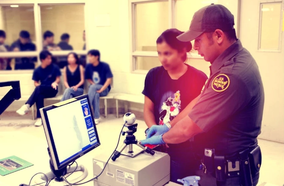 Muchos migrantes desconocen lo que están firmando, coaccionados y amenazados por el personal de las oficinas de inmigración