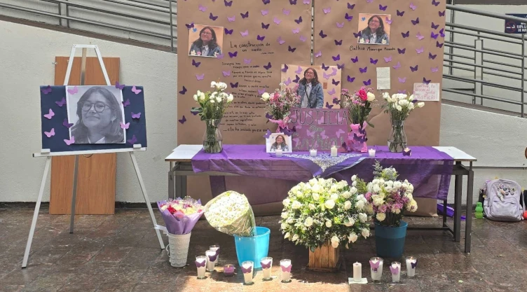 Colocan memorial en la Facultad e Economía por Cinthia Manrique